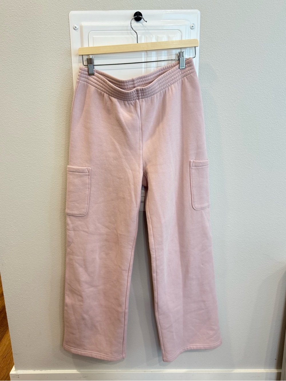 Aritzia Sweatfleece Perfect Fit Women's Wide-Leg Cargo Sweatpants - Blush Pink